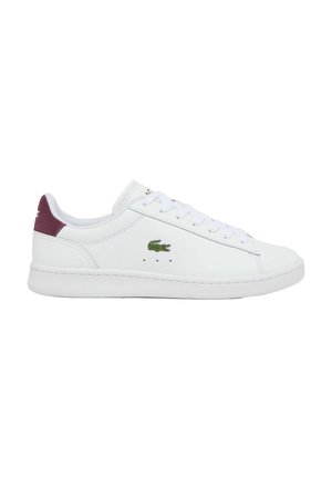 Sneaker bianca low-top con chiusura stringata, logo coccodrillo verde sul lato e dettaglio del tallone bordeaux.