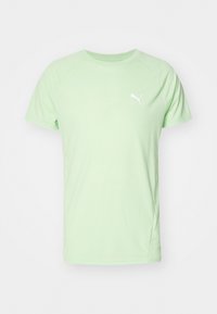 Camiseta de manga corta verde claro hecha de una tela suave, con un logo blanco de Puma en el pecho y un cuello redondo.