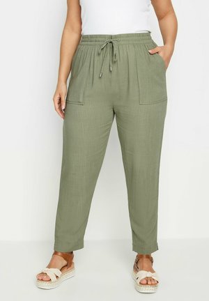 Pantalones verdes, ligeros y de tejido entrelazado con cinturilla elástica y cordón ajustable, que cuentan con dos bolsillos laterales y un diseño de piernas ajustadas.