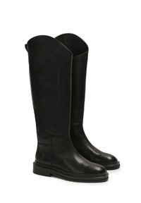 Bottes en cuir noir jusqu'au genou avec un bout rond, une texture lisse, un bord supérieur arrondi et une semelle basse et durable. Pas d'ornements visibles.