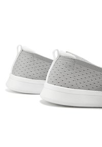 Graue Netz-Slipper mit weißen Gummisohlen, die kleine Perforationen für Atmungsaktivität und Schlaufen an der Ferse für ein einfaches An- und Ausziehen aufweisen.