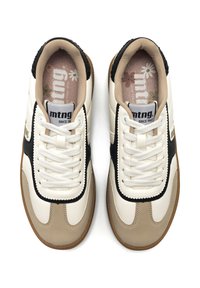 Weiße und beige Leder-Sneaker mit schwarzen Akzenten, runder Zehenpartie und strukturiertem Gummisohle. Verfügt über eine Schnürung und einen gepolsterten Kragen.