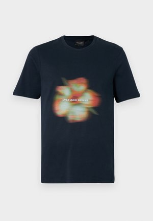 Navy bomulls t-shirt med ett suddigt blommönster och texten "LYLE AND SCOTT" centrerad under designen. Korta ärmar, rundad halsringning.