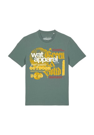 T-shirt vert à col rond avec un texte jaune et blanc lisant "wat apparel," "Outdoor," et d'autres éléments de texte décoratifs et de marque.