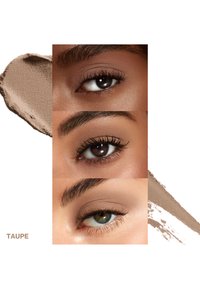 Trois gros plans d'yeux présentant différentes nuances de fard à paupières taupe. Texture mate avec des cils bien définis et des sourcils soignés. Échantillon de taupe visible.