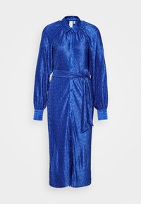 Robe plissée bleue en tissu brillant. Comprend un devant boutonné, de longues manches bouffantes et une ceinture assortie à la taille.