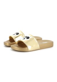 Gouden metallic slide sandalen met een platte zool, brede banden met een zwart logo ontwerp en een gestructureerde voetbed voor grip.