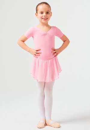 Rosa Ballettkleid mit enganliegendem Oberteil, kurzen Ärmeln und einem durchsichtigen Rock. Weiße Strumpfhosen und hellrosa Ballettschuhe vervollständigen das Outfit.