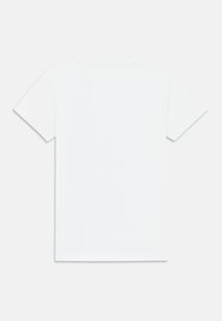 Λευκό βαμβακερό μπλουζάκι με κοντά μανίκια, στρογγυλή λαιμόκοψη και απαλή υφή. Η πλάτη είναι απλή, χωρίς σχέδια ή διακοσμητικά στοιχεία.