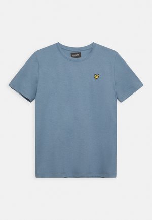 T-shirt bleu à manches courtes, col rond, avec un petit logo d'oiseau jaune brodé sur la poitrine gauche.