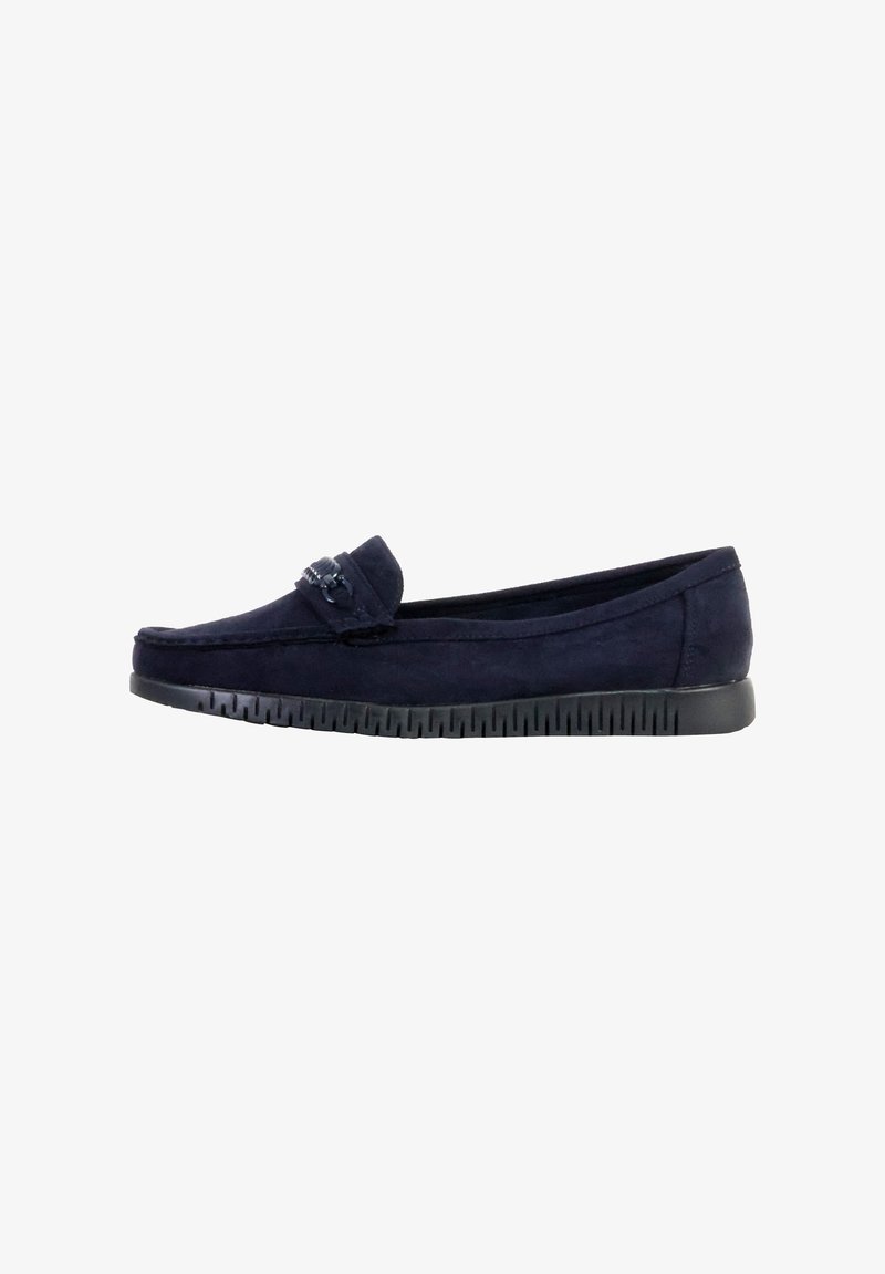 Mocassin en daim bleu marine avec semelle en caoutchouc noire et bride décorative sur le devant, vu de côté.
