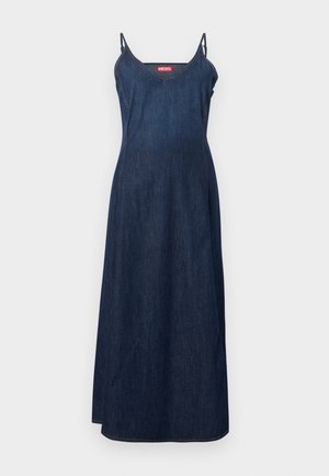 Mørkeblå maxi-kjole i denim med spaghettistropper og en liten rød Diesel-logo på brystet, vist på en ensfarget hvit bakgrunn.
