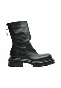 Stivale alla caviglia in pelle nera con suola platform spessa, finitura testurizzata, design a pieghe e chiusura con zip laterale.