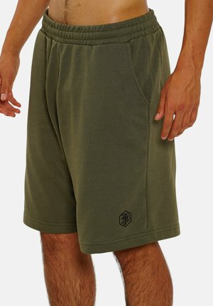 Olivgrüne Sportshorts aus weichem Stoff, mit einem elastischen Bund, Seitentaschen und einem kleinen schwarzen Logodetail.