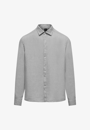 Jasnoszara koszula z długim rękawem, zapinana na guziki, z kołnierzykiem, widocznymi guzikami z przodu oraz zapinanymi na guziki mankietami, prezentowana na białym tle.