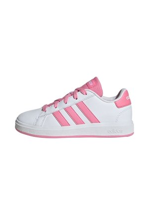 Sneakers bianchi con accenti rosa, dotati di tre strisce rosa, lacci coordinati e un colletto imbottito per il comfort. Materiale sintetico morbido.