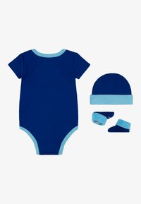 Bodysuit en coton bleu à manches courtes, avec un col bleu clair ; comprend un chapeau assorti et des chaussons avec des accents bleu clair.