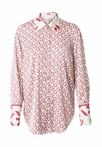 Camicia a maniche lunghe realizzata in tessuto leggero, con un motivo geometrico ripetuto in rosa e crema, con dettagli a contrasto sul colletto e sui polsini.