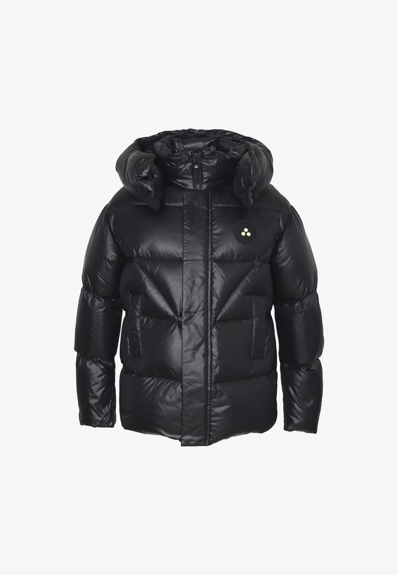 Giacca a vento nera con cappuccio, con sezioni trapuntate, zip anteriore e una toppa con logo sul lato sinistro. Texture liscia e lucida.