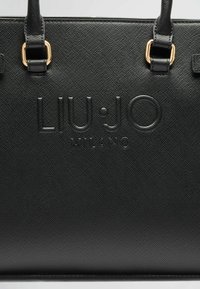 Borsa tote nera con texture e logo in rilievo "LIU•JO MILANO". Presenta due manici superiori e dettagli in metallo dorato.
