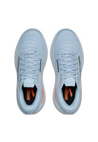 Vaaleansiniset verkkomateriaalista valmistetut juoksukengät, joissa on teksturoitu päällinen, tasaiset nauhat ja oranssit korostukset sivuilla. Kenkäparissa on pehmustettu sisäpohja.