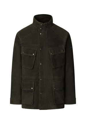Chaqueta de ante verde oscuro con cuello alto, cuatro bolsillos delanteros, cierres a presión y detalles de costura en contraste.