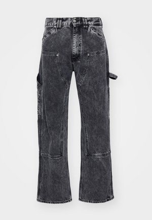 Schwarze Cargo-Jeans mit entspannter Passform, die über mehrere Taschen, einen Knopfverschluss und einen verblassten Stofftextur verfügt.