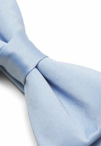 Pajarita azul claro hecha de tela suave, con un diseño clásico que presenta un nudo central y una textura sutil, situada sobre un fondo blanco.