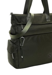 Borsa a tracolla verde scuro realizzata in materiale testurizzato e resistente, con manici doppi, tracolla regolabile e una tasca laterale. Presenta dettagli in hardware argentato.