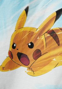 Personaggio cartoon giallo con grandi orecchie e punte nere, viso espressivo e guance rosse, su uno sfondo blu; stampato su tessuto.