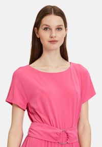 Rosa Kurzarmkleid mit weitem Ausschnitt, tailliertem Design mit silberner Ring-Schnalle, angenehmer Textur und lässiger Passform.