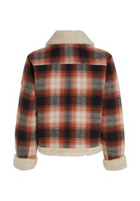 Rood, zwart en witte geruite jas met een crèmekleurige fleece kraag, manchetten en zoom, getoond vanaf de achterkant op een witte achtergrond.