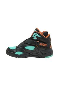 Zapatillas deportivas negras con acentos turquesa y paneles de textil, con un diseño de caña alta, correa ajustable y suela de goma.