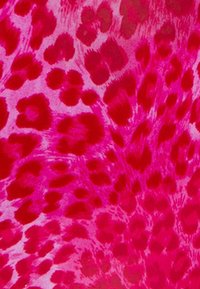 Tessuto rosa vivace con un audace motivo astratto a leopardo in rosso scuro. La texture appare morbida e fluida, creando un effetto visivo dinamico.