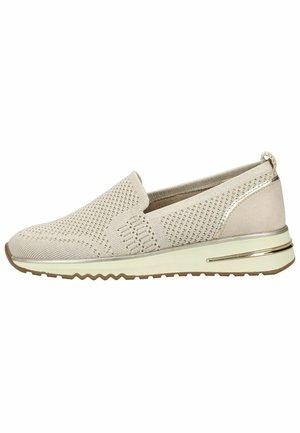 Beige instap sneaker met gebreide bovenkant, gevoerde zool, gouden accent nabij de hiel en een getextureerde rubberen buitenzool voor grip.