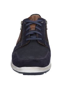Zapatilla de ante azul marino y cuero marrón con diseño de cordones, acentos de hardware plateado y acabado texturizado. Cuenta con una suela de goma para mayor agarre.