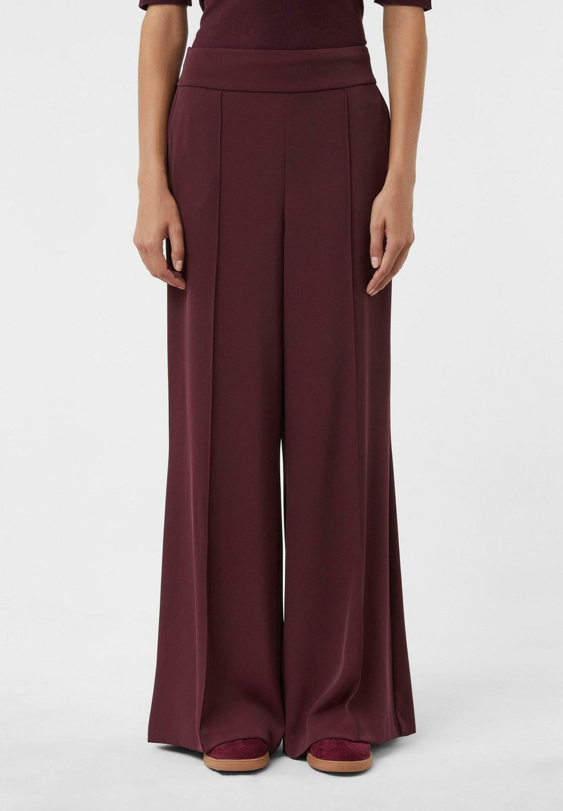 Weite Hosen aus burgunderfarbenem Stoff mit glatter Textur, ausgestattet mit einem hohen Bund und Vorderfalten für einen maßgeschneiderten Look.