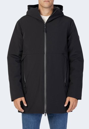 Zwarte hooded jacket met een ritssluiting aan de voorkant, schuine zakken en een gladde afwerking. Kenmerkt zich door grijze ritsaccenten en een strakke, moderne silhouet.