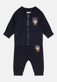 Pasirinkta, dark sapphire