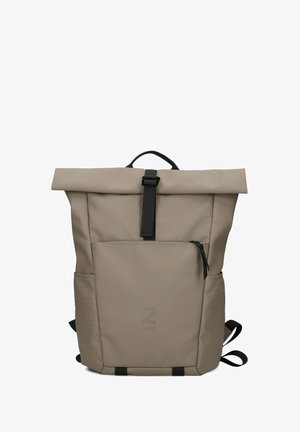 Sac à dos beige à rabat avec un motif triangulaire texturé, quincaillerie noire, poche zippée à l'avant et bretelles réglables. Matériau lisse et durable.