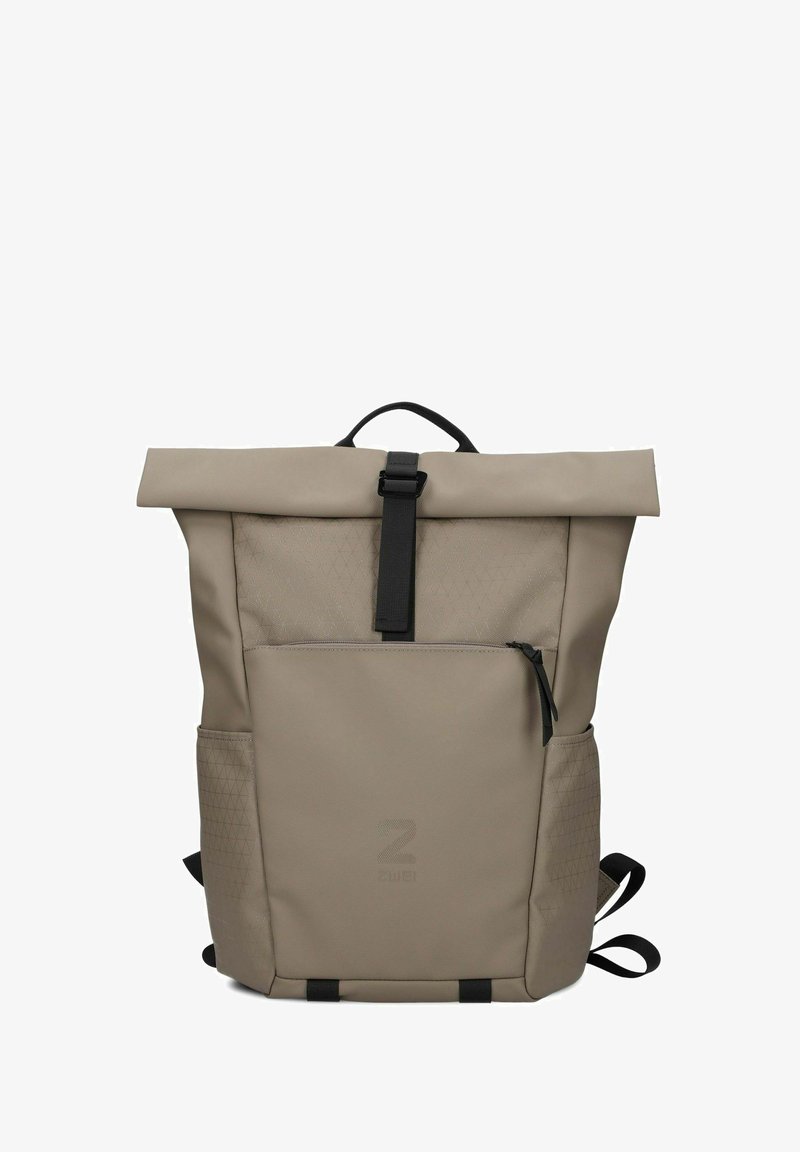 Sac à dos beige à rabat avec un motif triangulaire texturé, quincaillerie noire, poche zippée à l'avant et bretelles réglables. Matériau lisse et durable.