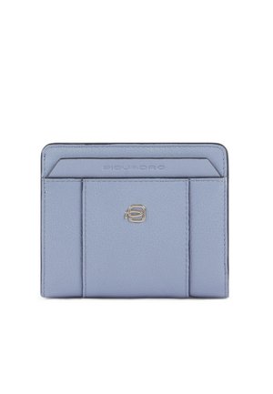 Portacarte in pelle azzurro chiaro con molteplici fessure per carte, emblema del logo dorato centrato sul davanti e nome del marchio impresso a rilievo sullo scomparto superiore.