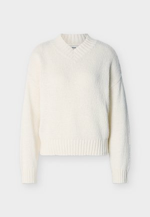 Pull tricoté de couleur crème avec manches longues, poignets et ourlet côtelés, et col en V.
