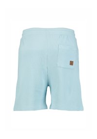 Shorts in maglia waffle blu chiaro con cintura elastica e tasca sul retro con una piccola patch di logo marrone.