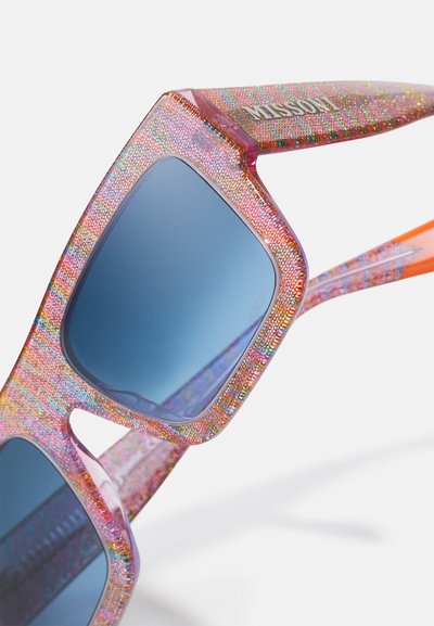 Occhiali da sole colorati con una montatura texturizzata, caratterizzati da un motivo arcobaleno, lenti blu e accenti arancioni vivaci sulle aste.