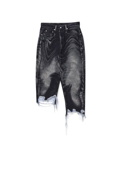 Schwarze Denim-Shorts mit ausgefransten, distressed Säumen, die ein verblasstes Waschmuster und ein Fünf-Taschen-Design mit Metallknopf-Akzenten aufweisen.