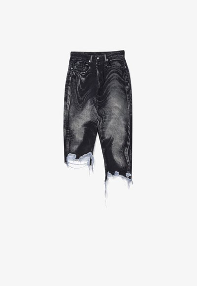 Shorts en denim noir avec des ourlets effilochés et déchirés, présentant un motif de délavage et un design à cinq poches avec des accents de boutons en métal.