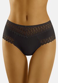 Zwarte high-waisted slips met kanten rand aan de taille en beenopeningen, voorzien van een gladde textuur en geschulpte randen.