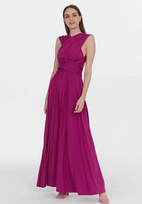 Fuchsiová maxi šaty bez rukávů s drapovanými detaily a přiléhavým pasem, vyrobené z měkké, elastické tkaniny, která sahá až na zem.
