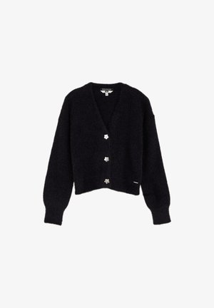 Schwarze, flauschige Strickjacke mit langen Ärmeln, V-Ausschnitt und drei silberfarbenen, blumenförmigen Knöpfen auf der Vorderseite.